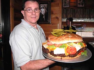 Американский ресторан изготовил бургер размером с автомобильное колесо
