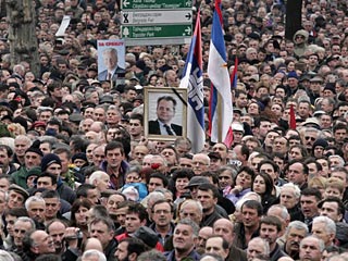Траурный кортеж с телом Слободана Милошевича прибыл в его родной город Пожаревац, где сегодня пройдут похороны бывшего югославского лидера