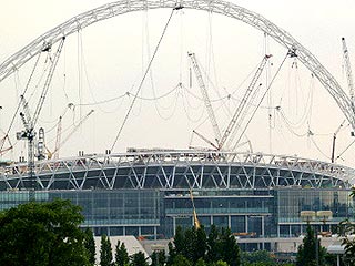 На строящемся новом стадионе Уэмбли в Лондоне в понедельник произошло частичное обрушение крыши