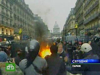 На манифестацию в Париже вышли лицеисты: разбито 50 автомашин