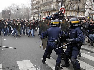 Во время молодежной манифестации близ Парижа во вторник совершено нападение на французскую журналистку, которая работает в газете Le Parisien. Акция проходила в городе Савиньи-ле-Танпль в департаменте Сена-и-Марна