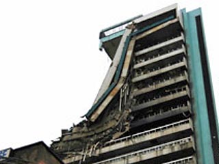 В экономической столице Нигерии - Лагосе - в среду обрушилось 24-этажное здание банка. По предварительным данным, один человек погиб и более двадцати ранены. Образовавшиеся завалы блокировали движение в центральной части города