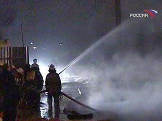 В 21:50 на пульт "01" поступил сигнал о возгорании в пристройке одного из депо на Киевском вокзале. В настоящее время горит второй этаж здания на площади около 50 квадратных метров, из окон вырывается открытое пламя