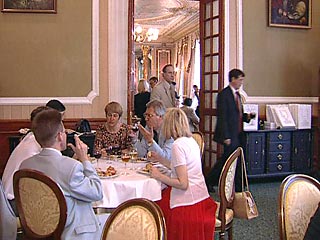 44% москвичей хотя бы раз за последние три месяца посещали бары, кафе, рестораны. Таковы данные социологического исследования, проведенного холдингом ROMIR Monitoring