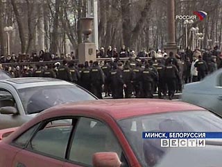 Толпа митингующих в районе Октябрьской площади Минска, достигшая 3,5 -4,5 тыс. человек, пытается прорвать силы спецназа. В руках у митингующих цветы, бело-красно-белые флаги белорусской оппозиции
