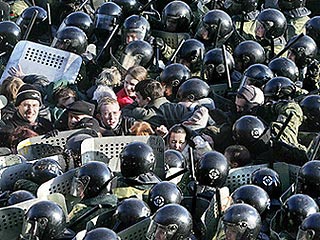 Госдепартамент США квалифицировал действия белорусских властей как "подавление мирных демонстраций" и призвал немедленно освободить всех задержанных во время митингов оппозиции в Минске