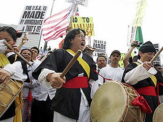 Мощные акции протеста против нового иммиграционного закона, проект которого находится сейчас на рассмотрении в конгрессе США, прокатились в эти дни по США