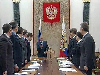 Президент начал свою речь на заседании правительства в понедельник с невинного вопроса: "Когда обработка древесины будет осуществляться на территории России?"