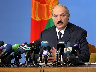 Александр Лукашенко, победивший на президентских выборах в Белоруссии, уже 8 дней не появляется на публике, отмечает во вторник радиостанция "Эхо Москвы"