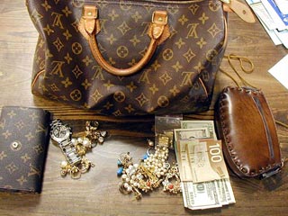 В США супругам вернули потерянную сумочку с драгоценностями на $1 миллион