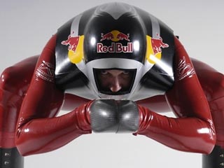 Австриец Гарри Эггер очень надеется, что новейший горнолыжный костюм на основе космических технологий позволит ему побить рекорд скорости спуска. Чтобы стать самым быстрым лыжником на планете, ему нужно превысить отметку в 250.79 км/ч