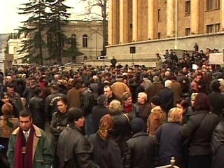 В Тбилиси у здания парламента Грузии проходит массовая демонстрация оппозиции, требующей отставки правительства и президента