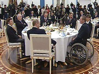 Президент России Владимир Путин встретился в пятницу в Кремле с членами паралмпийской сборной страны