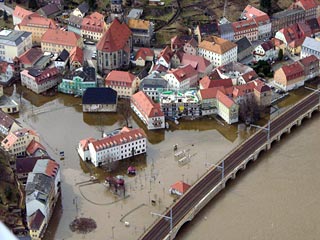 В расположенных вдоль Эльбы населенных пунктах Саксонской Швейцарии из-за паводка объявлено чрезвычайное положение. Согласно распространенной сегодня информации, из прибрежных городов в срочном порядке эвакуированы более 25 тыс. жителей