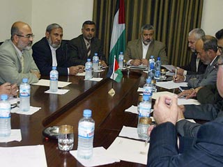 Премьер-министр Исмаил Хания, со своей стороны, призвал жителей Газы соблюдать спокойствие и не поддаваться на провокации, преследующие цель разжечь междоусобицу в автономии