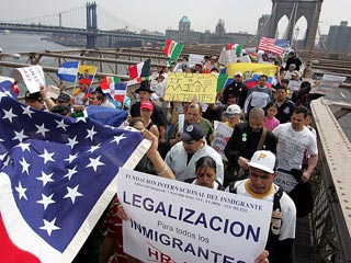 Несколько тысяч человек приняли здесь в субботу участие в акции протеста против нового иммиграционного закона, проект которого находится на рассмотрении конгресса США