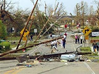 В США сильные бури унесли жизни по меньшей мере 14 человек. Так, в результате бури в северо-западной части штата Теннесси в округе Даер погибли восемь человек