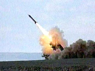 Из сообщения иранского телевидения стало также известно об успешном испытании ракеты класса "земля-море", имеющей средний радиус действия. "Успешно испытана сверхсовременная ракета средней дальности "земля- море" "Ковсар"