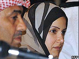 Местные СМИ единодушно называют сегодняшние выборы "историческим событием". "Две женщины - инженер Джанан Бушхери и доктор Халида Аль-Хадер - наряду с шестью кандидатами-мужчинами претендуют на одно место в муниципальный совет"