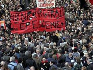 Более 3 млн человек приняли участие в демонстрациях, которые прошли во вторник во многих городах Франции в знак протеста против закона о первом найме