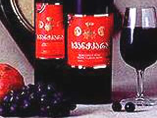 Вино в Грузии и пьют, и делают. Так давно, что даже традиционный грузинский крест - это две виноградные лозы, сплетенные волосами святой Нино из Каппадокии, которая принесла в Грузию христианство