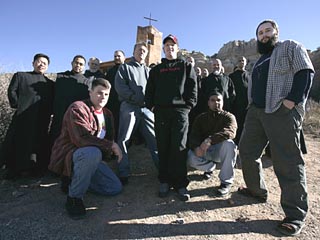 В течение десяти серий реалити-шоу под названием "Монастырь" зрители будут наблюдать за повседневной жизнью пяти мужчин в стенах монастыря неподалеку от Санта Фе (США, штат Нью-Мексико) и пяти женщин в аббатстве на ферме в штате Айова