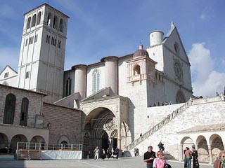 В итальянском городе Ассизи накануне были представлены публике фрески Чимабуэ в базилике Святого Франциска Ассизского, сильно пострадавшие во время землетрясения 26 сентября 1997 года