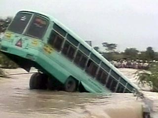50 человек погибли в пятницу утром в результате падения автобуса в реку в индийском штате Джамму и Кашмир