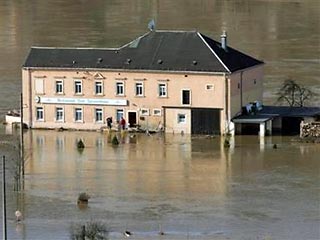 Уровень воды в реке Эльбе на территории Германии продолжает повышаться, и местами уже достиг рекордных показателей. В северной части страны измерения свидетельствуют, что глубина реки превышает показатели наводнений в августе 2002 года