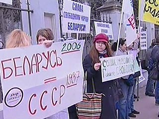 Пикет, который проводят активисты СПС, был санкционирован столичными властями. Его сторонники держали в руках плакаты: "Лукашизм не пройдет!" "Лукашенко место не в Минске, а в Гааге!"