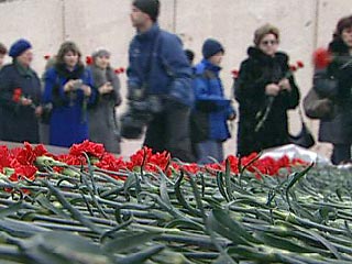 Около 200 человек в субботу в Петербурге пришли к месту, где накануне был убит студент из Сенегала Ламзар Самба, чтобы почтить его память и возложить цветы