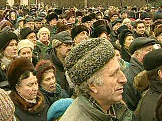 В Приморье пенсионеры-единороссы на митинге потребовали повышения пенсий