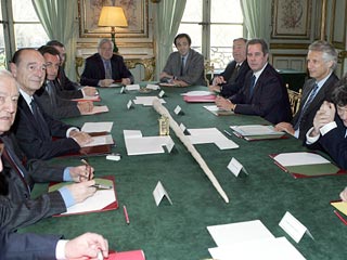 Решение было принято во время консультаций президента Жака Ширака с премьер-министром Домиником де Вильпеном