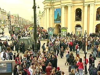 Антифашистский митинг у храма Спаса-на-Крови в Петербурге, в котором принимают участие около 3 тыс. человек, перерос в несанкционированное шествие по Hевскому проспекту