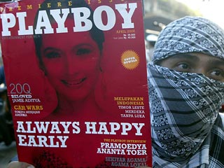В Индонезии через неделю после начала выхода журнала Playboy редакцию забросали камнями
