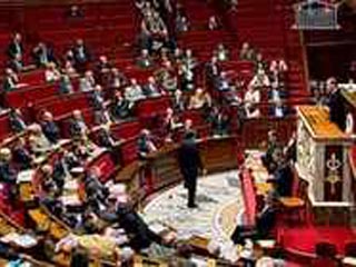 Парламент Франции утвердил законопроект, заменяющий спорный трудовой контракт для молодежи