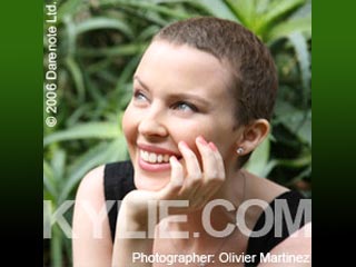 Кайли Миноуг опубликовала первые фотографии, на которых она запечатлена после курса химиотерапии в связи с лечением от рака груди