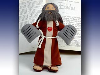 В руках у говорящей куклы Пророка Моисея скрижали Завета. Стоит она около $15, но со скидкой выходит $10