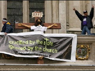 В Великобритании протестующие отцы залезли на Вестминстерское аббатство, прихватив с собой большой крест с прибитой к нему куклой
