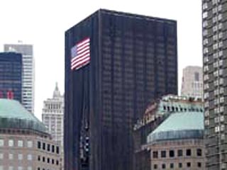 На крыше небоскреба, сильно поврежденного в результате обрушения башен Всемирного торгового центра во время терактов 11 сентября 2001 года были обнаружены около 300 фрагментов человеческих костей