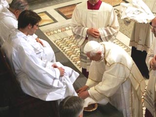 Папа Римский возобновил пасхальный ритуал омовения ног
