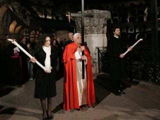 Поздним вечером в Страстную пятницу, был совершен Крестный ход, который в первый раз за время своего понтификата возглавил Папа Римский Бенедикт XVI