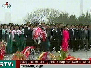 В день рождения Ким Ир Сена десятки тысяч пхеньянцев станцевали на центральной площади