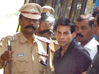 Самый известный террорист Индии Абу Салем, находящийся в заключении под следствием, протестует против выхода на экран болливудского фильма "Гангстер"
