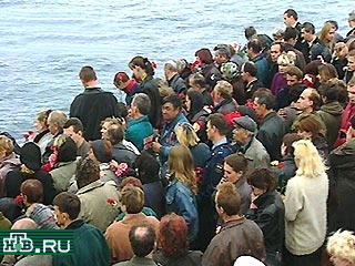 Родственники погибших моряков побывали на месте аварии "Курска".