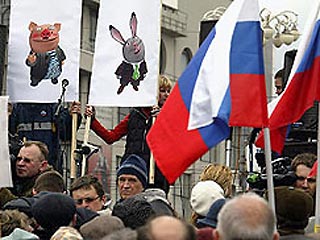 Российские СМИ в понедельник обсуждают митинг против цензуры в средствах массовой информации, состоявшийся в воскресенье на Пушкинский площади в Москве и приуроченный к пятой годовщине смены собственника телеканала НТВ