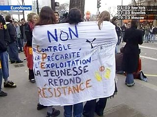 Более сотни протестующих против незащищенности молодых французов на рынке труда захватили во вторник помещения парижской ежедневной экономической газеты La Tribune
