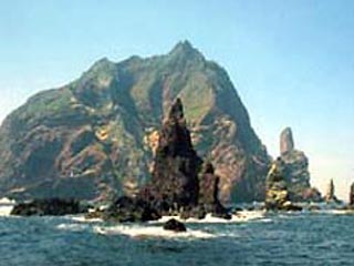 Территориальный спор Японии и Южной Кореи резко обострился. Речь идет о расположенных в Японском море островах Такэсима (корейское название Токто). Они представляют собой два небольших островка и нескольких рифов, их общая площадь - 23 гектара