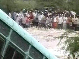 В Индии автобус, ехавший на свадьбу, упал в озеро. Погибли полсотни человек