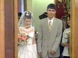 В Москве сейчас наблюдается настоящий свадебный бум - по сравнению с 2004 годом число браков выросло на 7 тысяч, или на 10%. Однако при общем подъеме семейных настроений количество союзов с иностранцами и кавказцами в Москве заметно снизилось